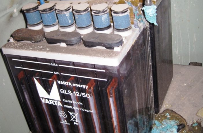 A-Severe-Case-of-Lead-Acid-Batery-Corrosion-Lead-Holder-By-CC-3,0-SCHARE-ALIKE-702X459